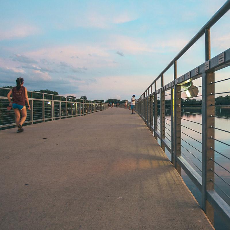 欧宝娱乐官方欧宝娱乐官网入口欧洲杯买球app的学生走在得梅因市中心附近浣熊河上的人行天桥上